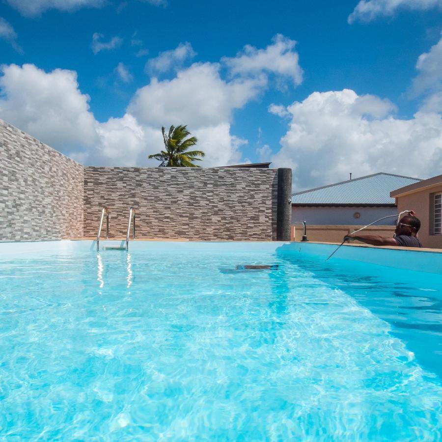 Studio jacuzzis et piscine au centre ville de Port-Louis Extérieur photo