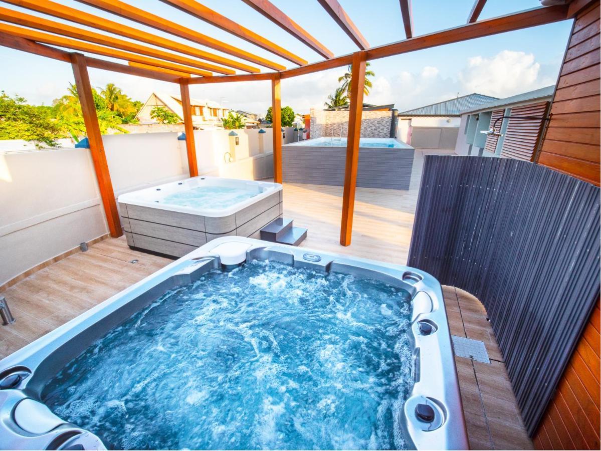 Studio jacuzzis et piscine au centre ville de Port-Louis Extérieur photo