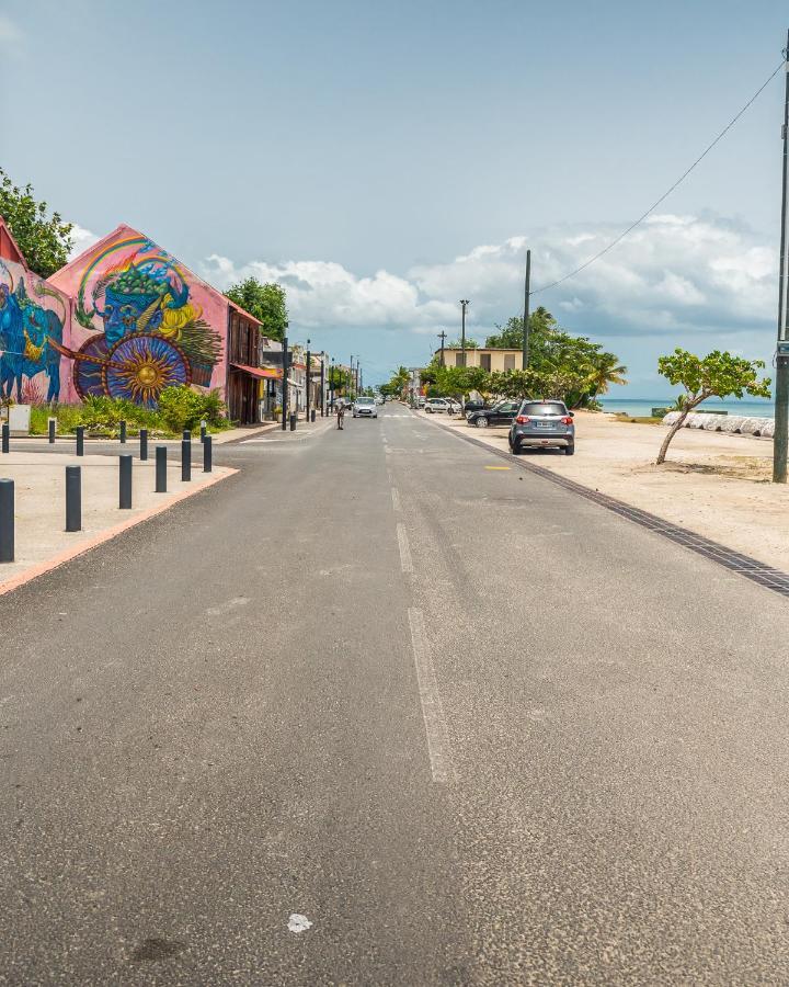 Studio jacuzzis et piscine au centre ville de Port-Louis Extérieur photo