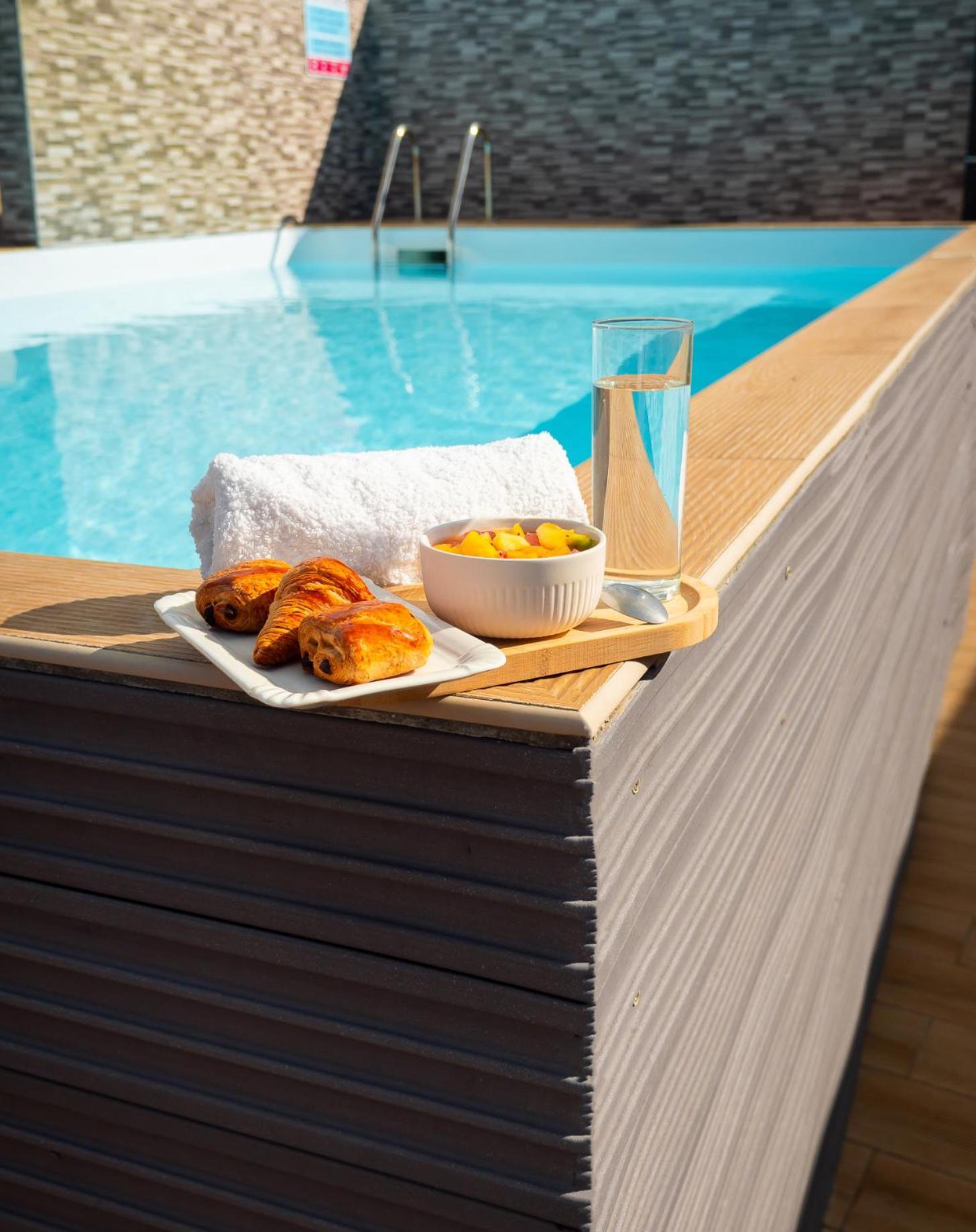 Studio jacuzzis et piscine au centre ville de Port-Louis Extérieur photo